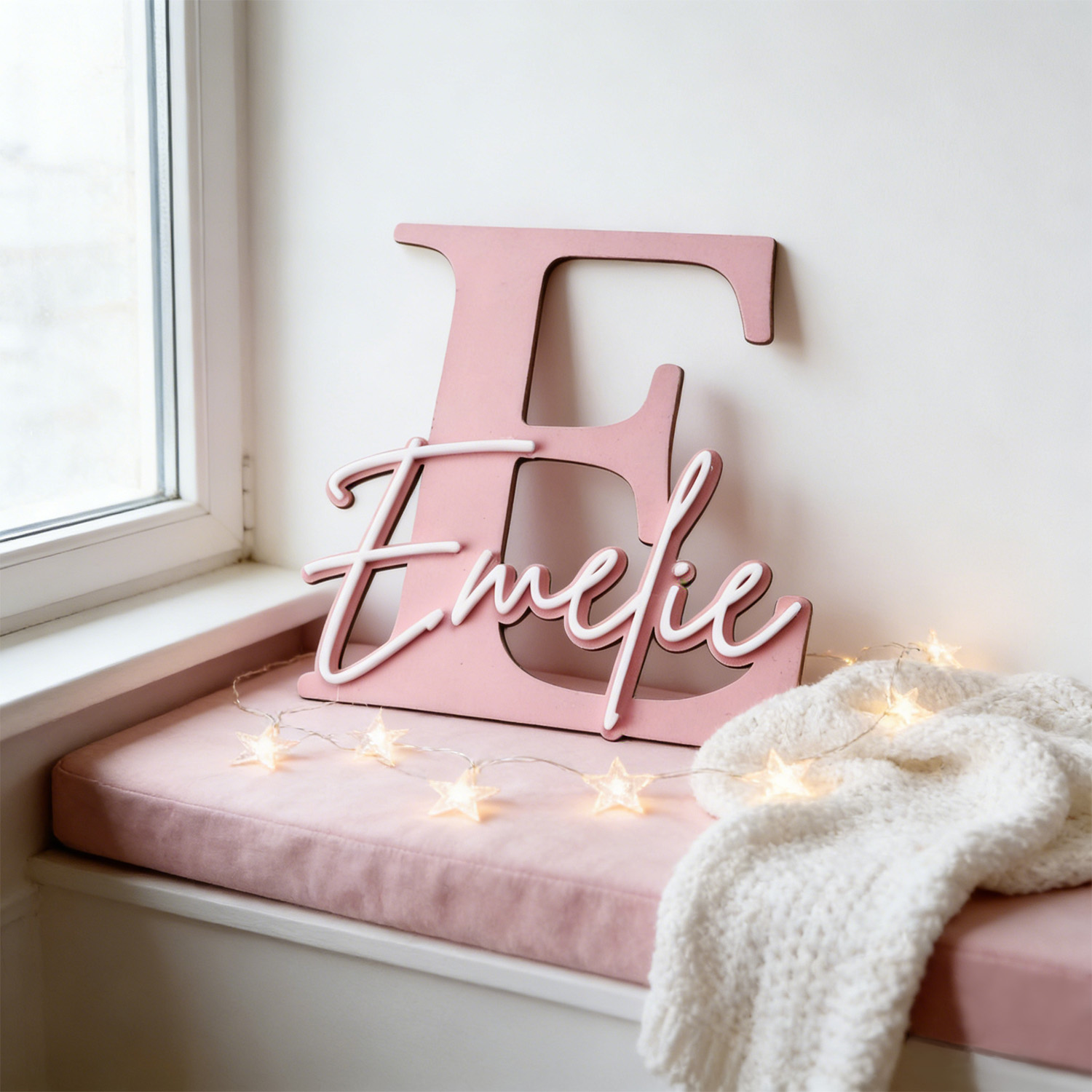 Home Decor Inspo - Placa Decorativa de Nome em Madeira